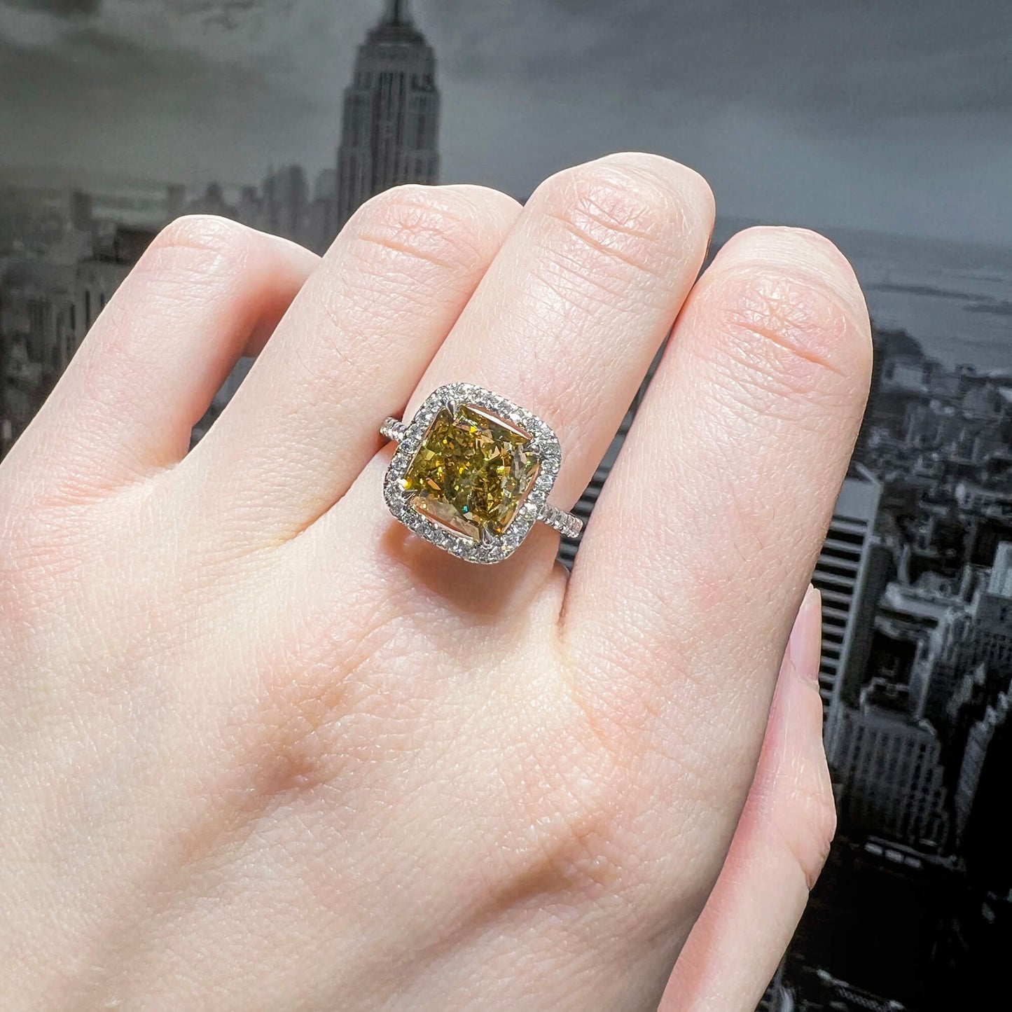 天然华丽深棕绿色黄钻光环戒指,18K白金,明亮形状,4.50克拉总重