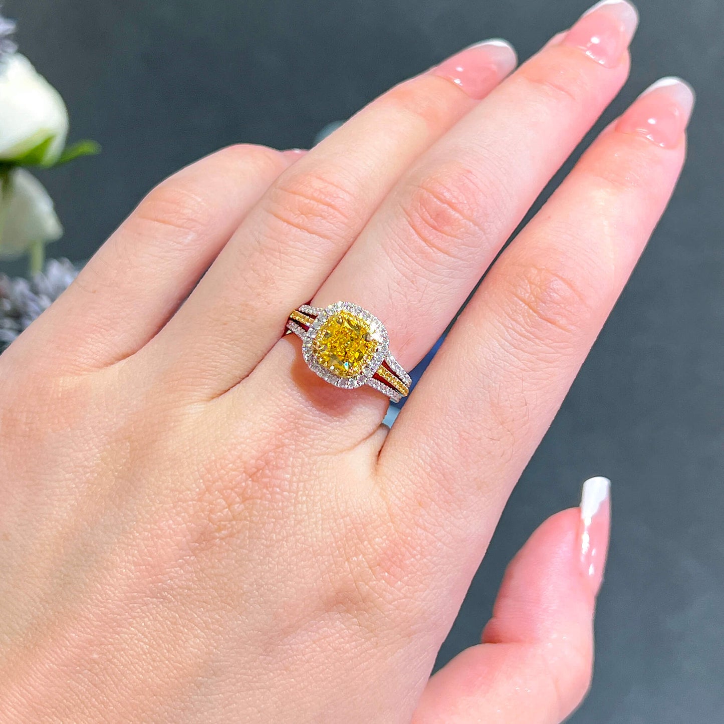 天然华丽鲜艳黄色钻石光环戒指,18K白金与黄金,垫形,2.08克拉总重