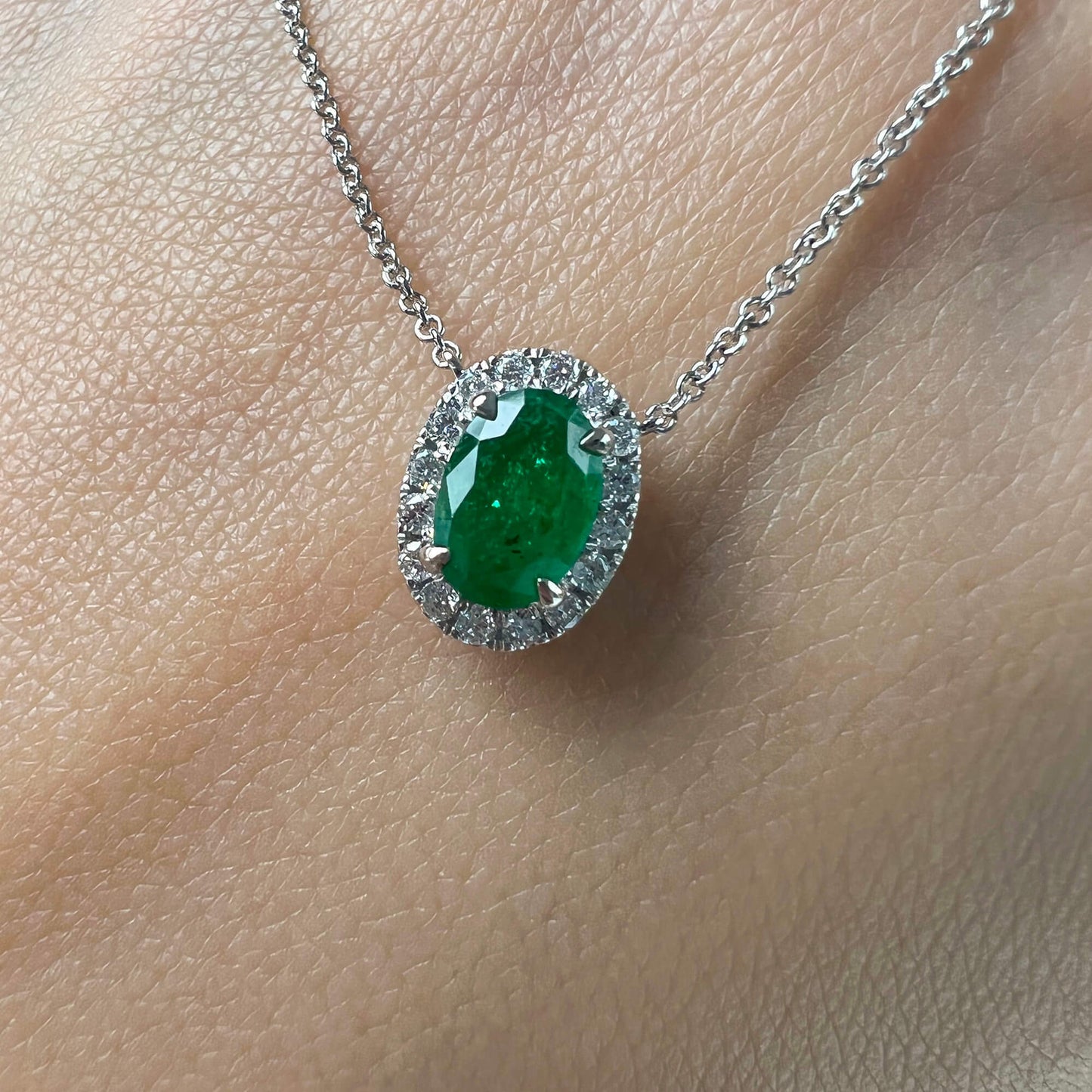 Natural vivid green emerald pendant, 0.61 CT. (0.72 CT. TW), G2112110233