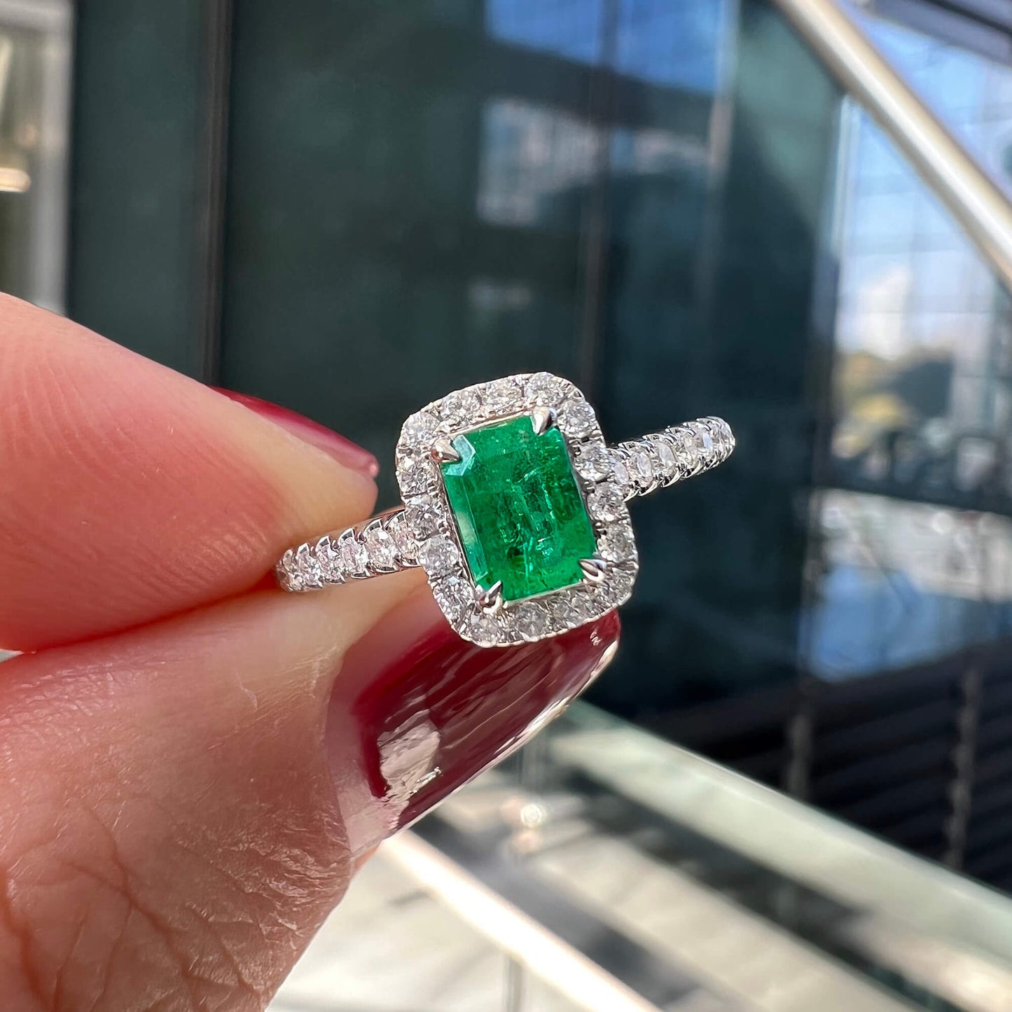 天然生动绿色哥伦比亚翡翠光环戒指,18K白金,闪耀形状,0.62克拉总重