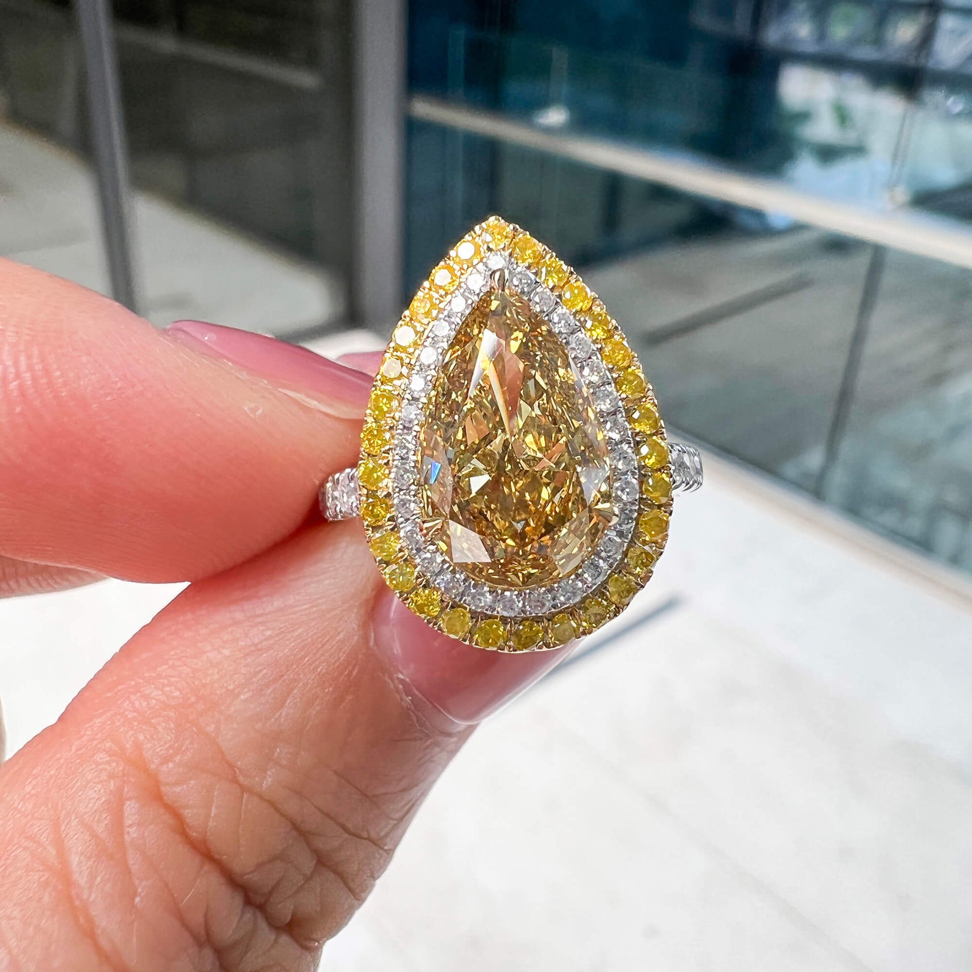 彩棕黄色钻石戒指，3.23 克拉净重，梨形，GIA 认证