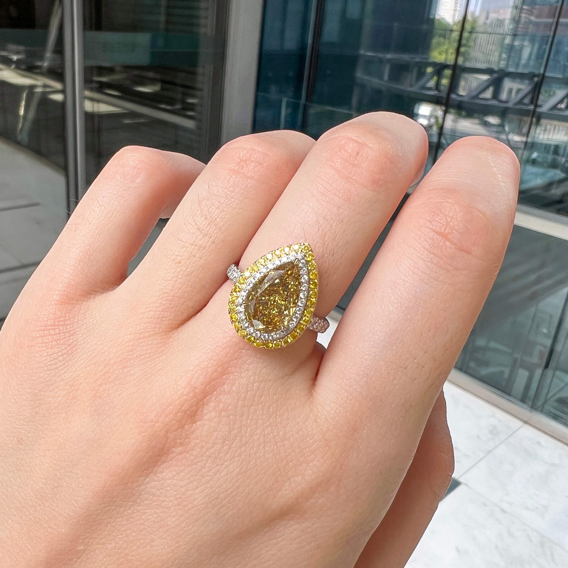 彩棕黄色钻石戒指，3.23 克拉净重，梨形，GIA 认证