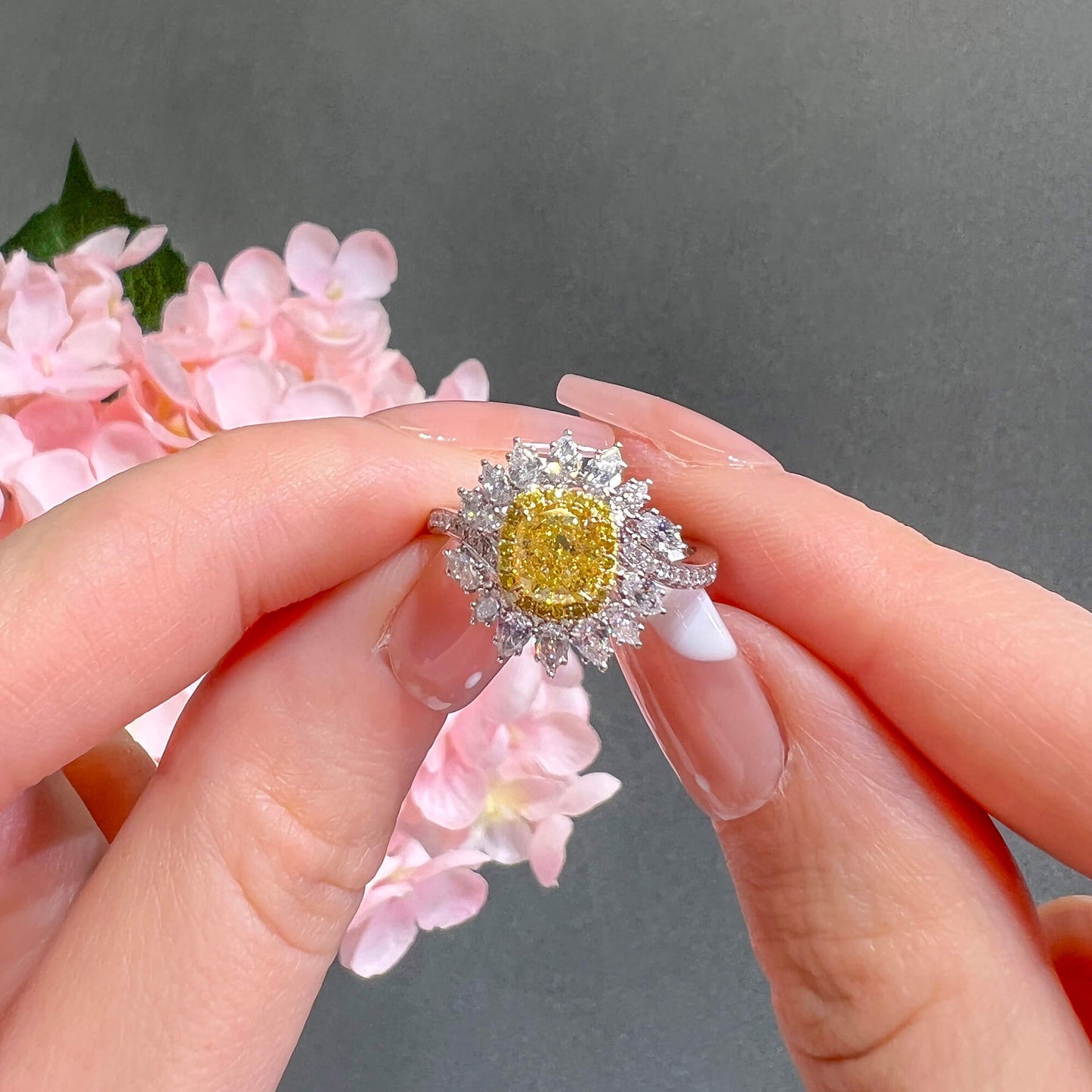 浓彩黄钻戒指，1.95 克拉总重，垫形，GIA 认证