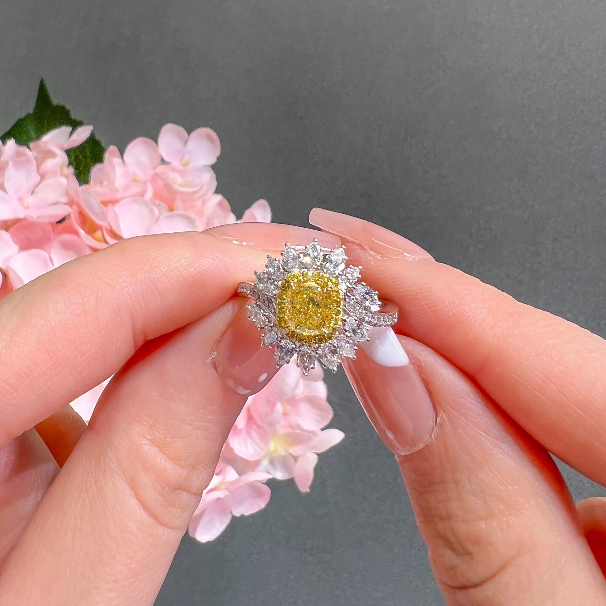 浓彩黄钻戒指，1.95 克拉总重，垫形，GIA 认证
