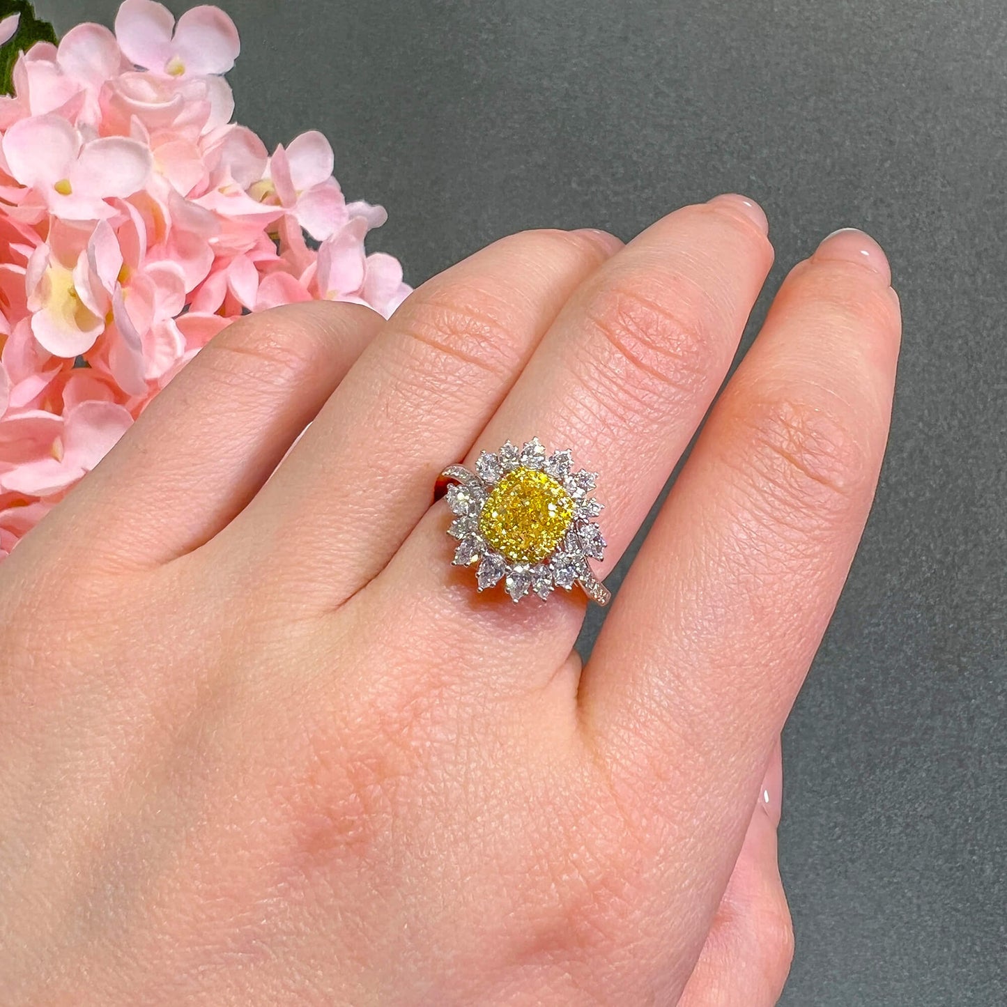 浓彩黄钻戒指，1.95 克拉总重，垫形，GIA 认证