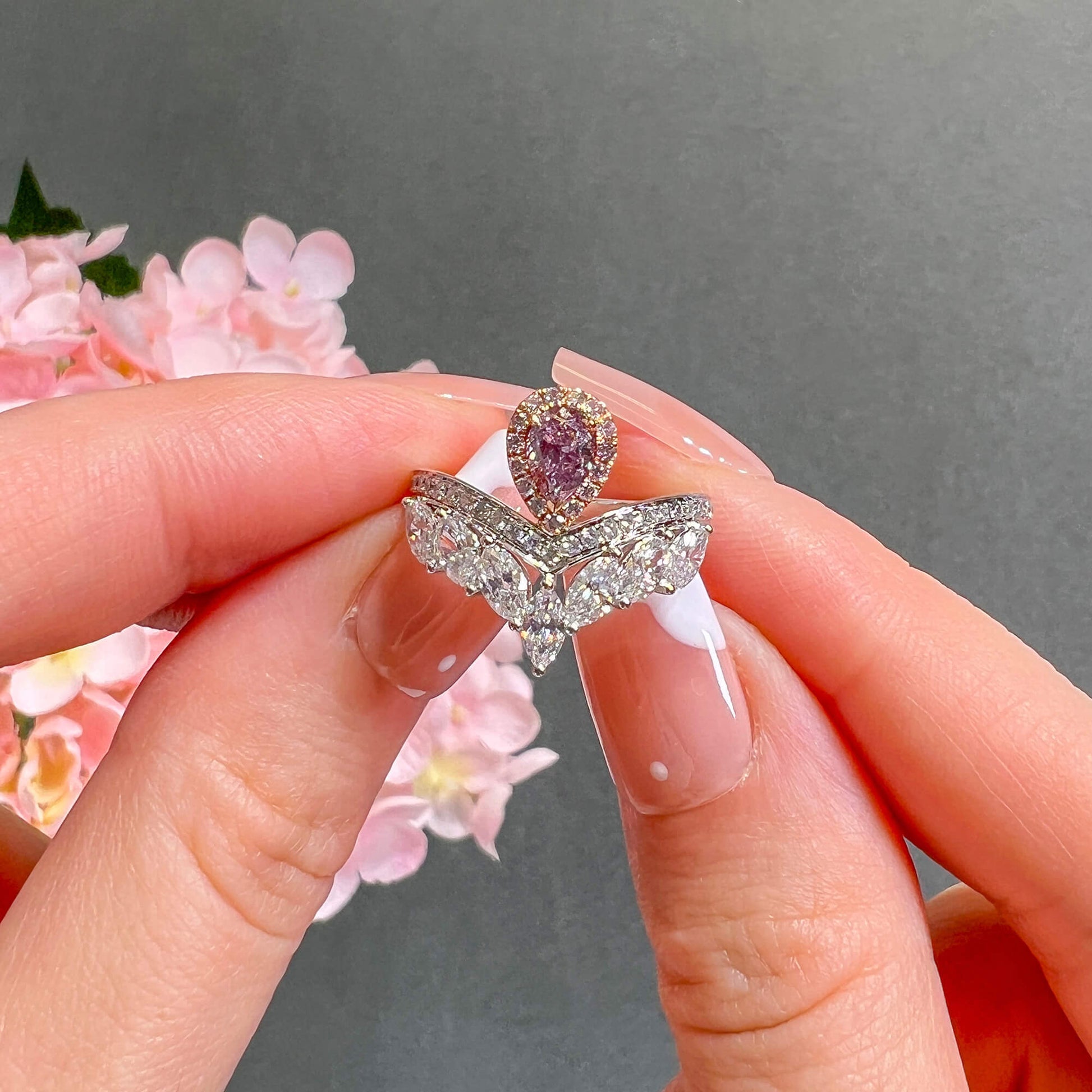 彩紫粉色钻石戒指，1.68 克拉净重，梨形，GIA 认证
