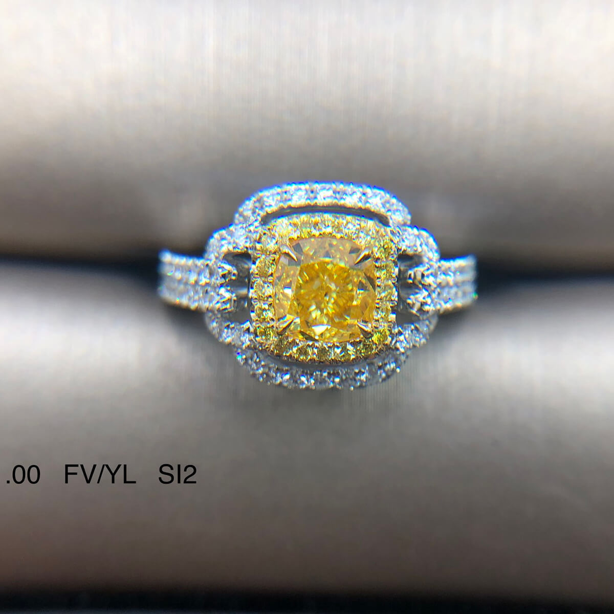 艳彩黄钻戒指，1.82 克拉净重，垫形，GIA 认证
