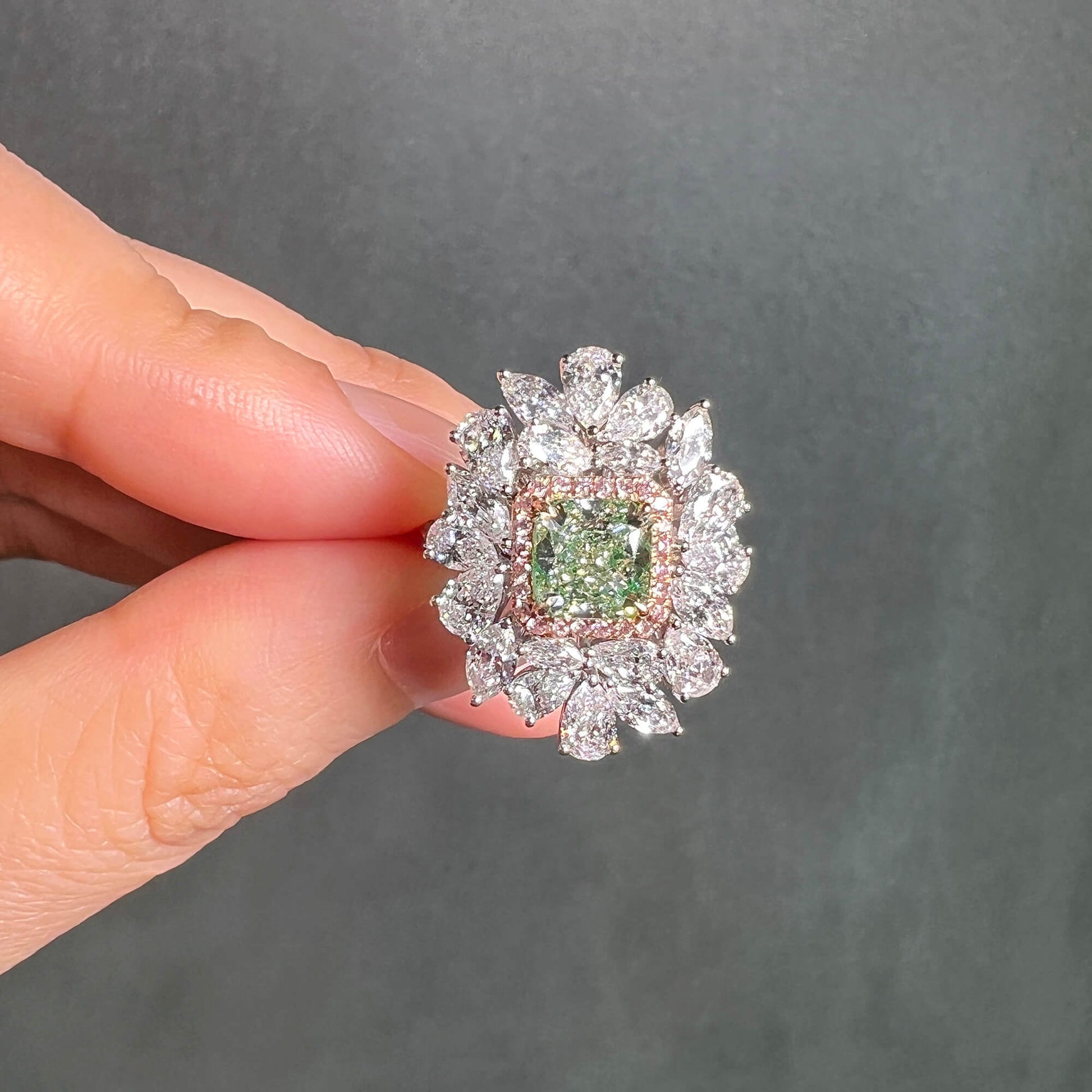 彩黄绿钻石戒指，4.59 克拉，净度，明亮式切割，GIA 认证