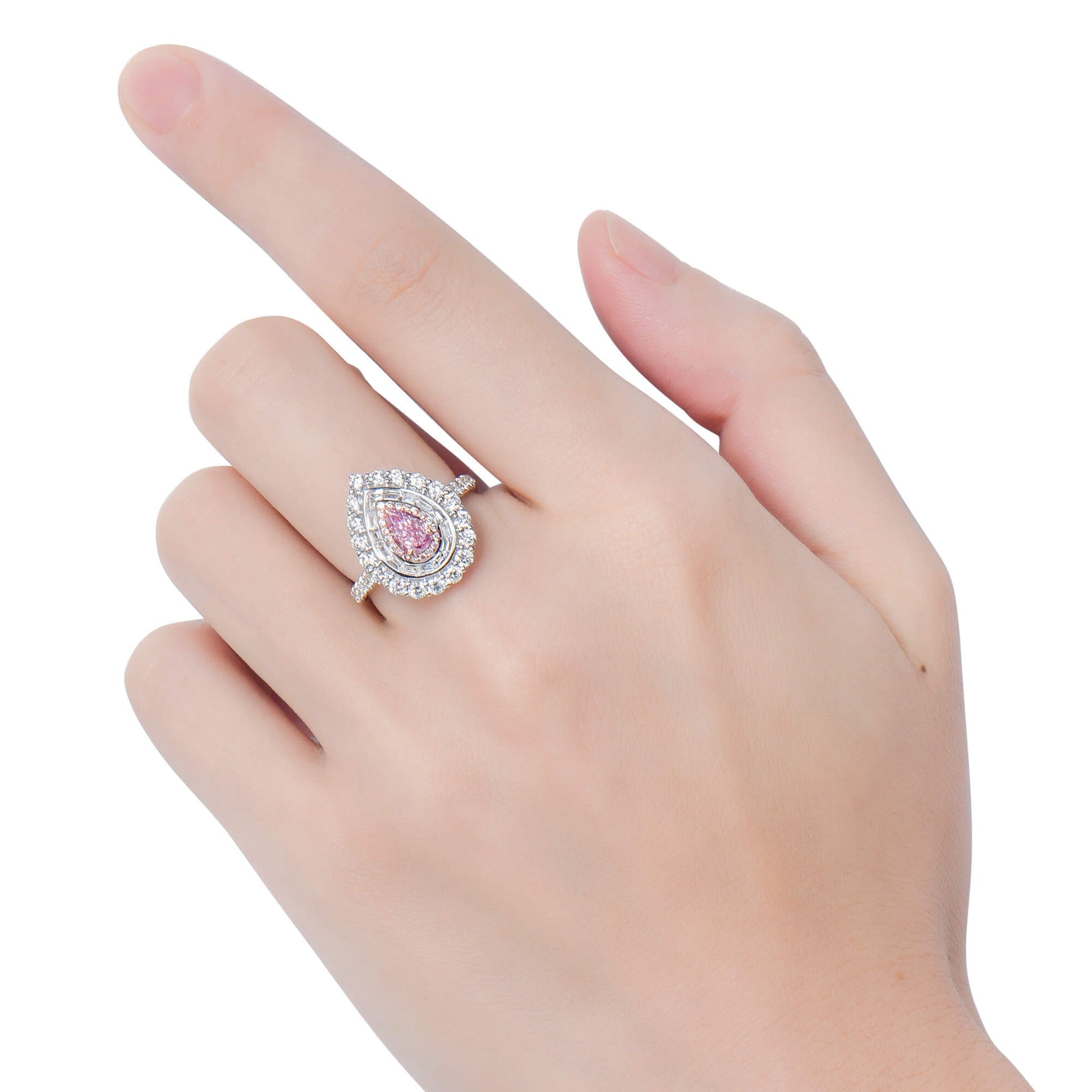 浅粉色钻石戒指，1.93 克拉净重，梨形，GIA 认证