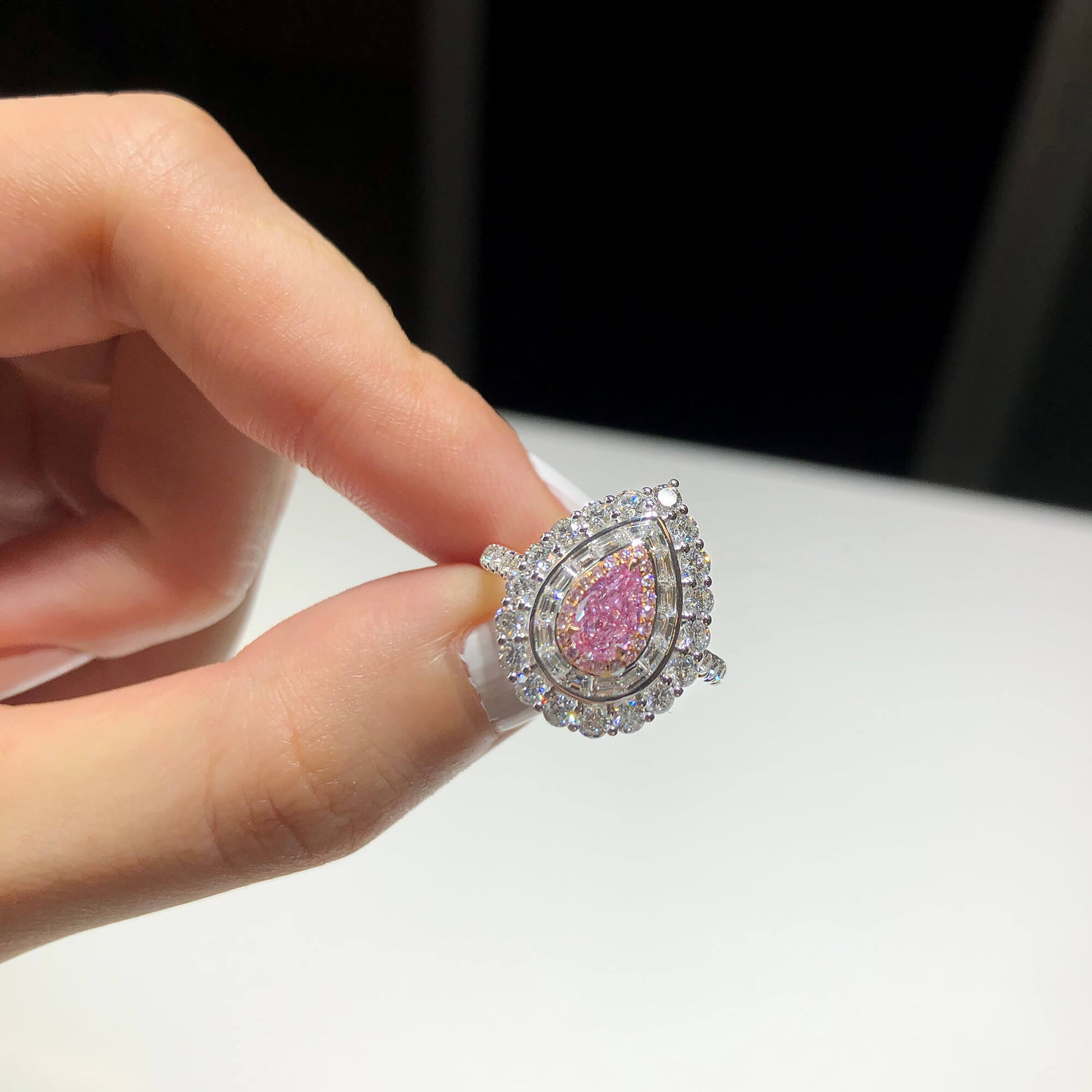 浅粉色钻石戒指，1.93 克拉净重，梨形，GIA 认证