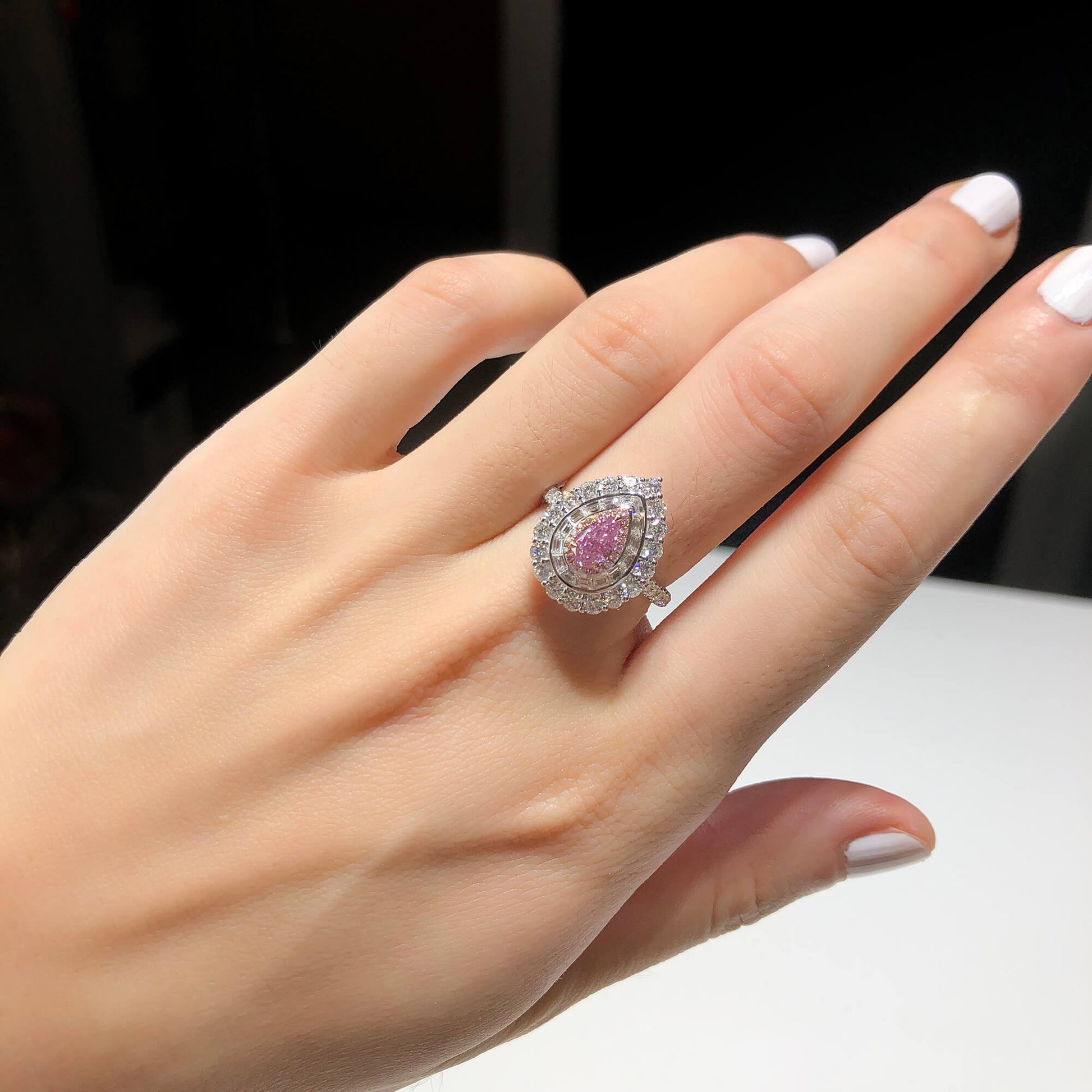 浅粉色钻石戒指，1.93 克拉净重，梨形，GIA 认证