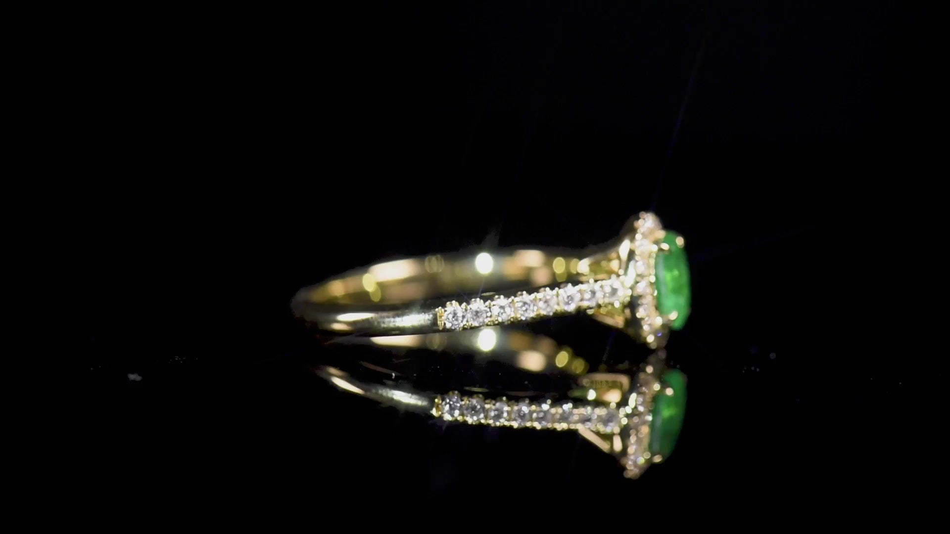 天然生动绿色翡翠光环戒指，18K黄金，椭圆形，0.60克拉总重