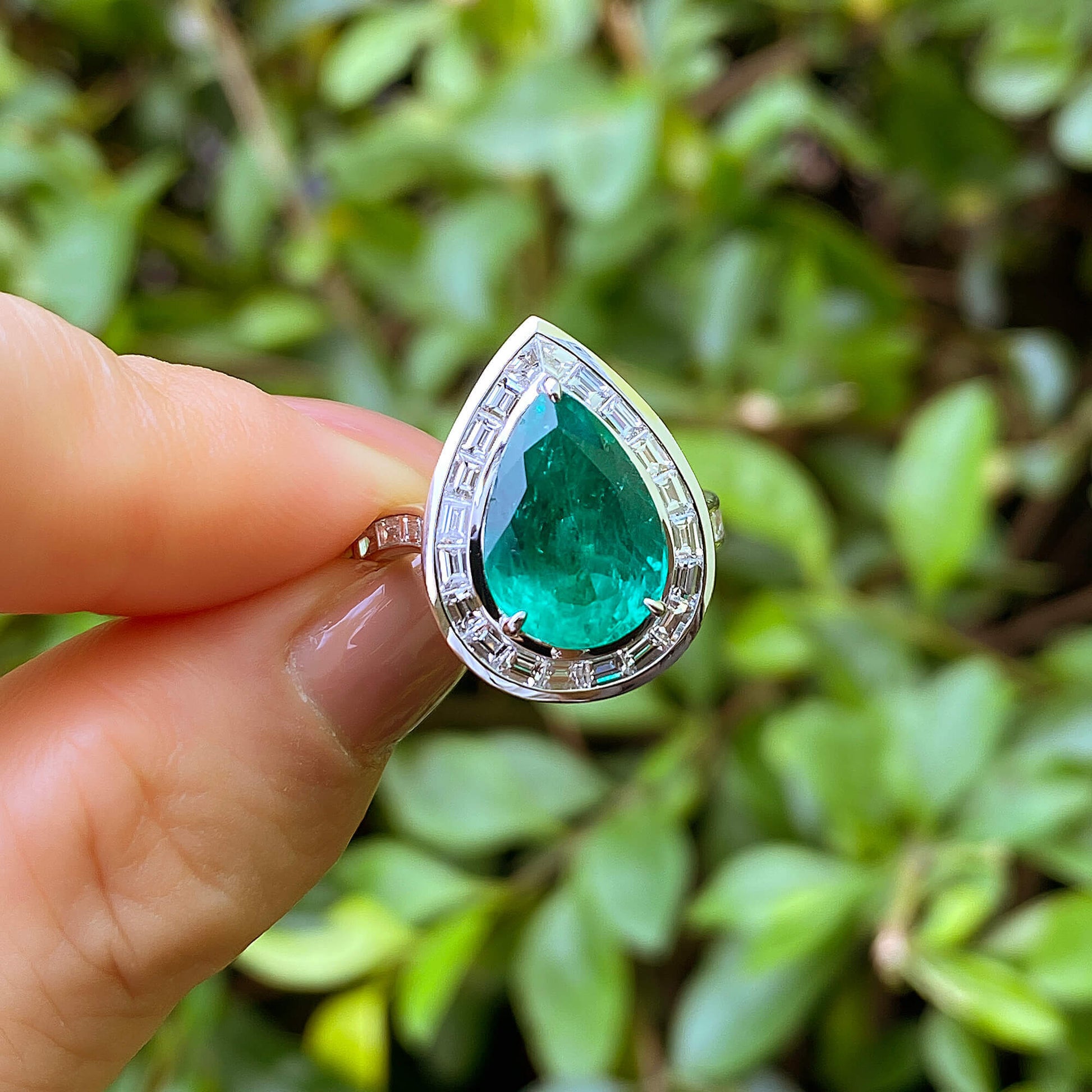 Vivid Green Colombian Emerald And Diamond Ring, 3.40 Ct. (4.57 Ct. TW), GRS2021-038576