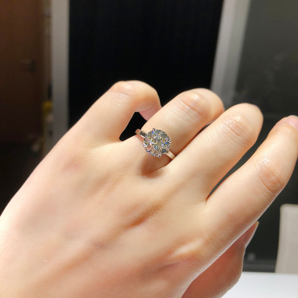 白色钻石戒指，4.12 克拉净重，圆形，GIA 认证