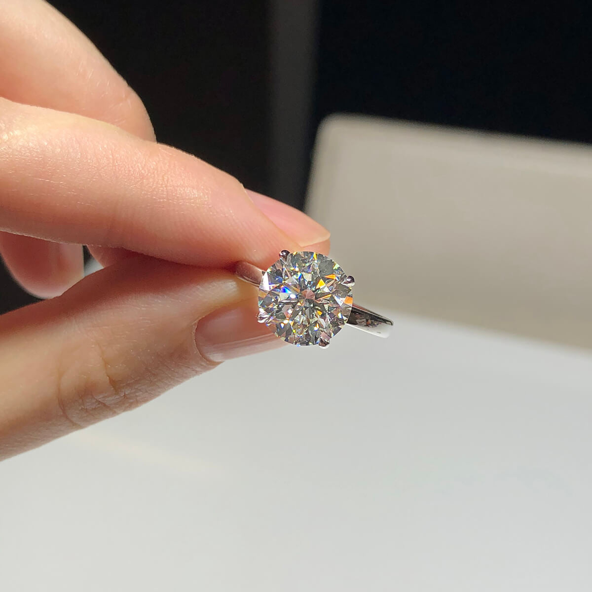 白色钻石戒指，4.12 克拉净重，圆形，GIA 认证